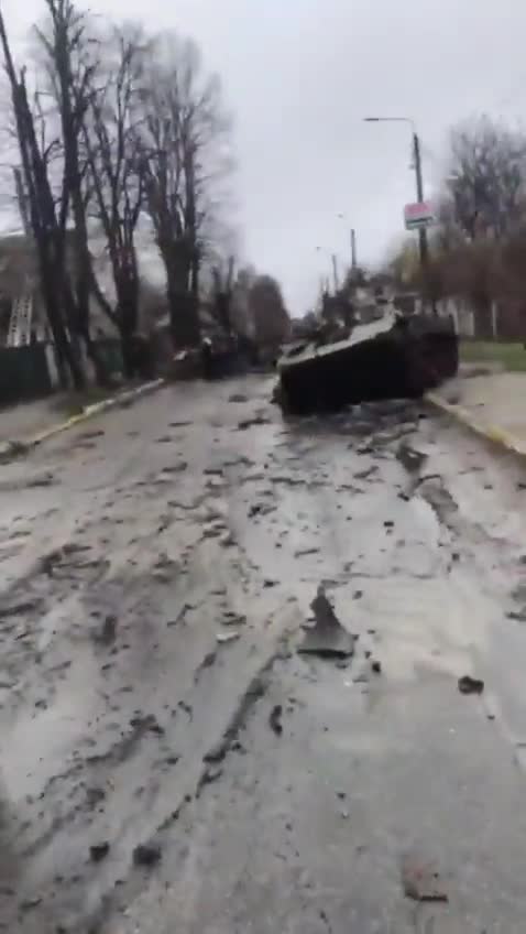 BUCHA 02.04.2022 - SOLDATO UCRAINO:"POSSO SPARARE A QUELLI SENZA BRACCIALE BLU?"