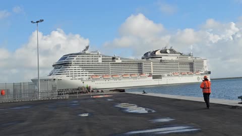 CRUISE SHIPS APROCHING PORTLANT