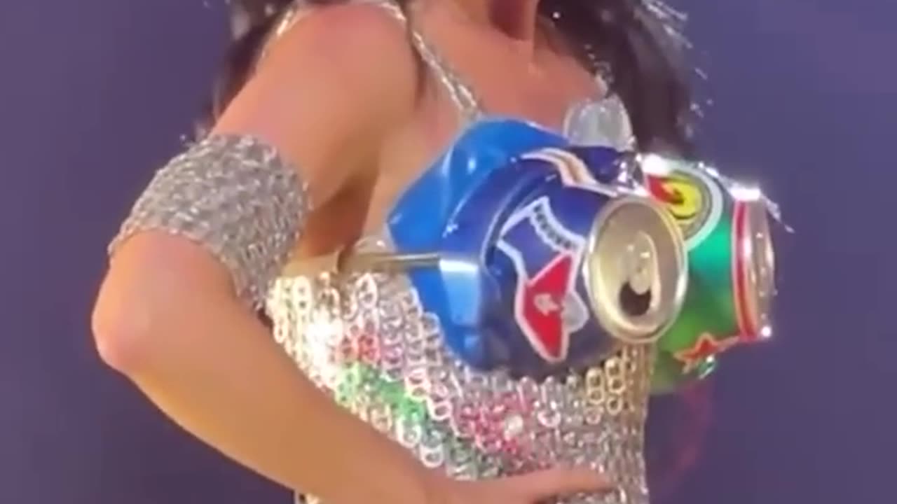 Katy perry goes viral for mid concert eye Glitch