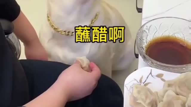 Dog asked for momos, what he did if given without chutney will surprise him