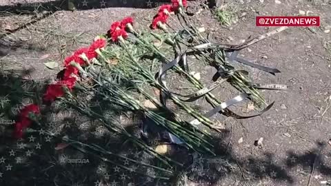 Obyvatelé ruského Belgorodu nosí květiny na místo úmrtí 4 lidí ukrajinského útoku