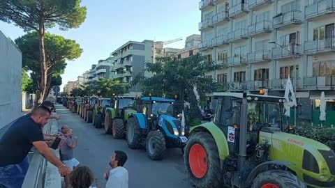 [Italia] Ratusan Traktor Blokir Jalan Akibat Kenaikan Harga Enerji di Caserta (14;9)