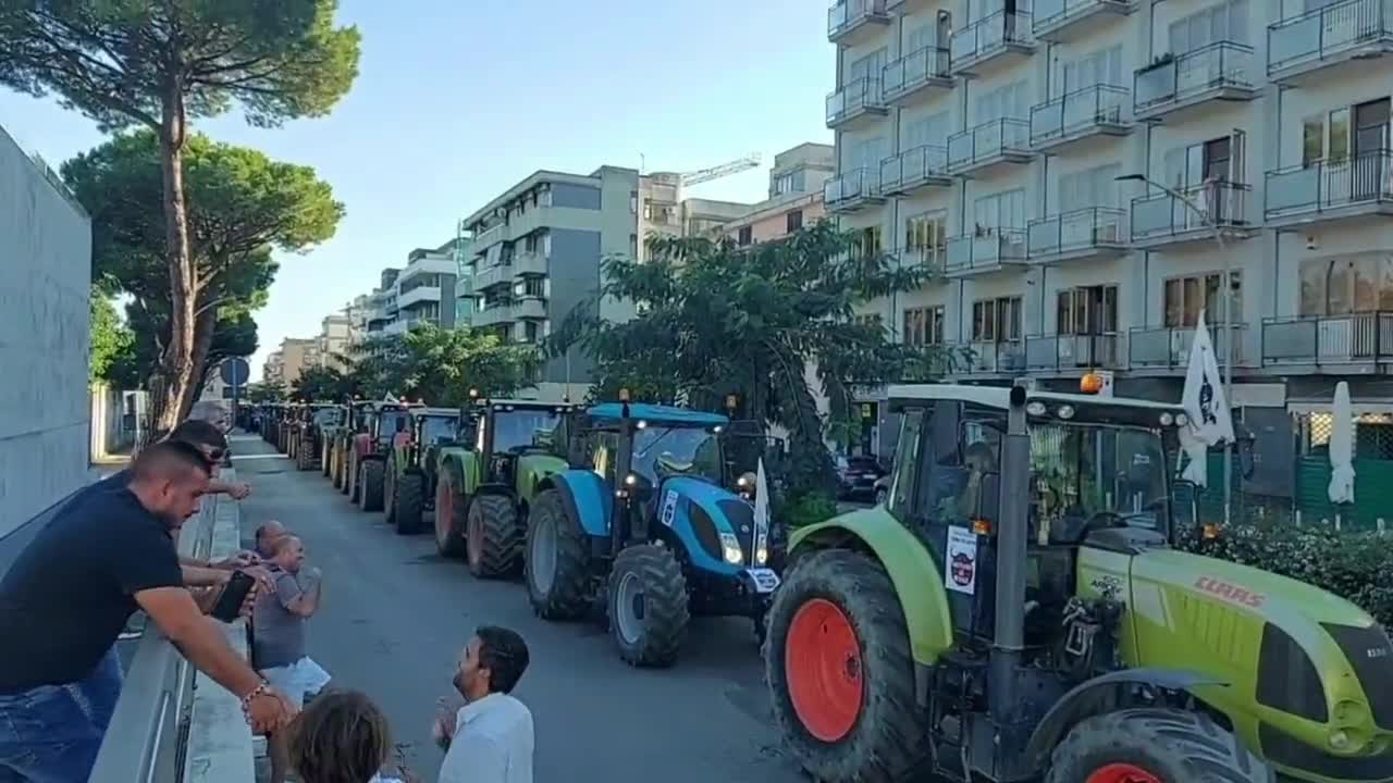 [Italia] Ratusan Traktor Blokir Jalan Akibat Kenaikan Harga Enerji di Caserta (14;9)