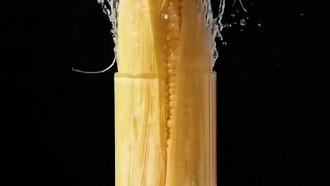 The phenomenon of corn thrown into the water cup