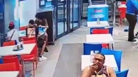 Escopetazo en pizzería