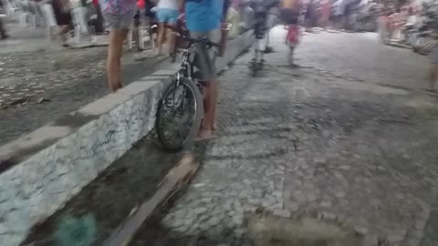 EU ALERTANDO O POVO NO CENTRO DA VACINA
