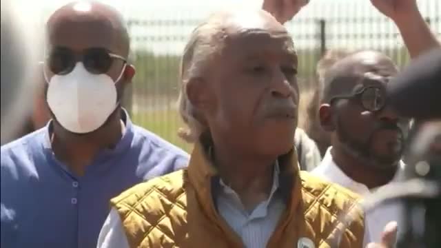Al Sharpton is heckled by protesters as he visits the border: “Get out of Texas”