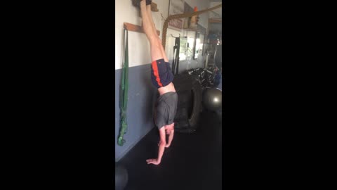 Make it Happen! Handstands Pauses!