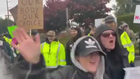 Hundreds of Boeing workers in Seattle protesting against mandatory vaccines