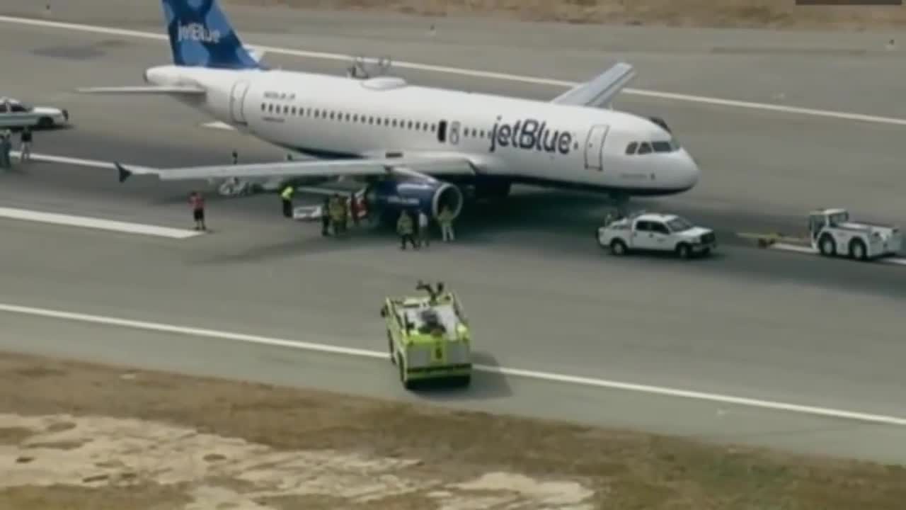 Airplane Emergency Landings Caught by Camera Compilation