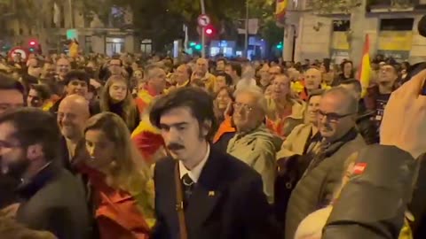 Spanish nationalists cheering for Tucker Carlson during his visit to Madrid