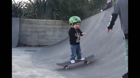 Take the children to learn skateboarding