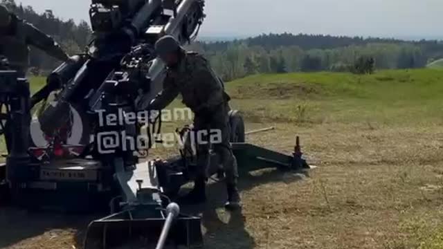 Ukraine War - Ukrainian artillerymen are trying to master American M777 howitzers