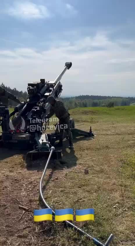 Ukraine War - Ukrainian artillerymen are trying to master American M777 howitzers