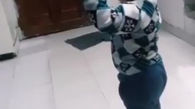 Bebe bailando chamame argentino vaaamo