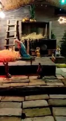 Fanatismo vaccinale "presepe con hub vaccinale annesso"