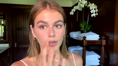 Kaia Gerber’s Guide to Face Sculpting and Sun-Kissed Makeup _ Beauty Secrets _ Vogue (1)