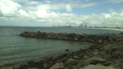 Recording the sea and the rocks, you can see the city on the horizon, beautiful [Nature & Animals]