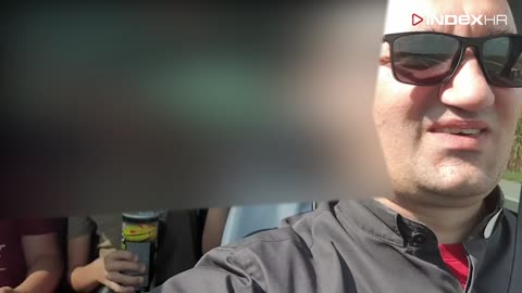 Župnik vozi djecu u autu. Nisu vezana, pjevaju "U boj, u boj"