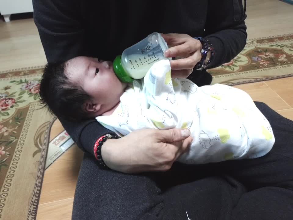 Video of a cute baby eating milk powder.