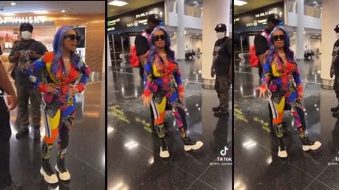 Black Chyna” Yells At Patrons In Miami International Airport To Get Vaccinated.