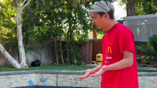 29_I just like swimming in the pool😂 @zhong