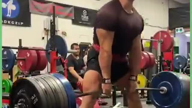 These competitive gym exercises completely transformed this guy's body 😱🏋🏼
