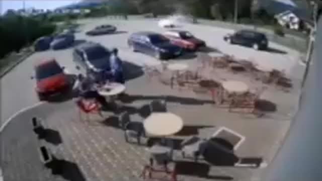 Pojavio se snimak stravične nesreće u BiH, motor bukvalno prepolovljen!
