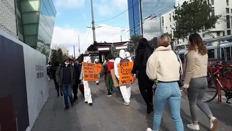 Les MAsques Blancs Lyon Eveil de Consciences devant le Centre Commercial de la Part Dieu le 6 Nov