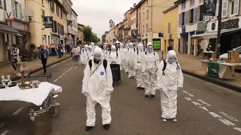 Manifestation des masques blanc et les parents en colère à Belleville en Beaujolais