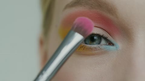 woman-applying-eye-shadow