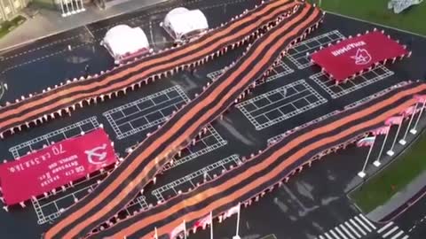 Největší svatojiřská stuha na světě byla rozvinuta tento týden v Moskvě