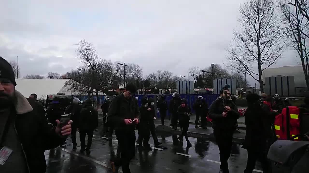 Avant le meeting de E Zemmour à Villepinte - Evacuation de sécurité des gens - antifas..