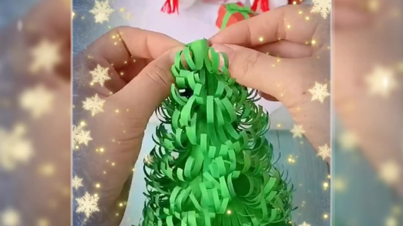 Get into the holiday spirit with this festive and easy Christmas tree craft! 🎄✨