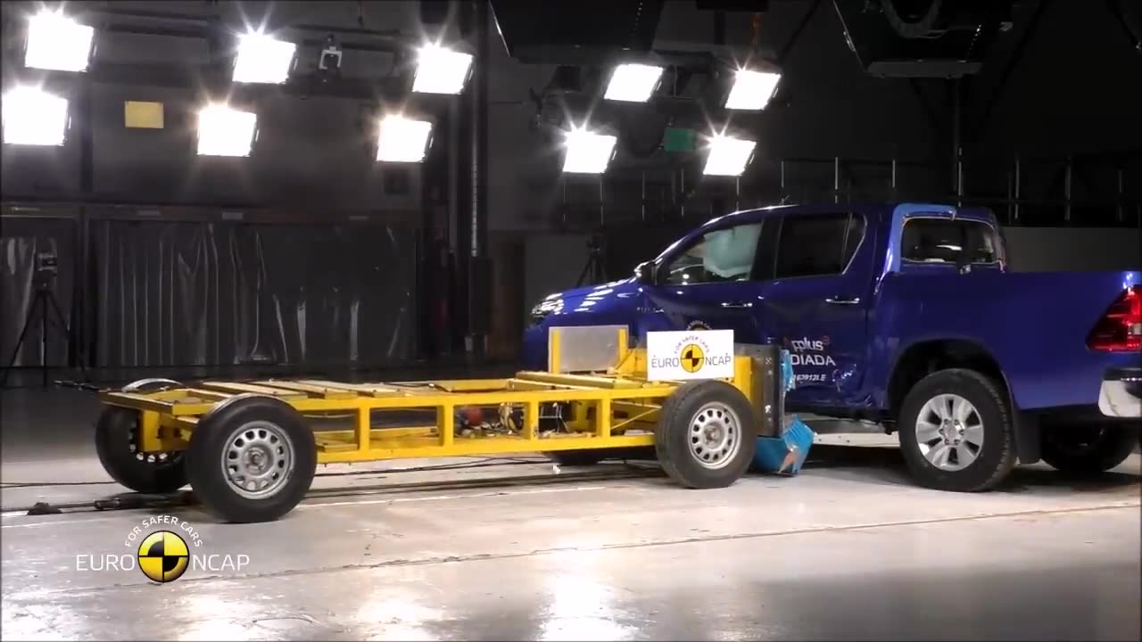 2016 Toyota Hilux - Crash Test