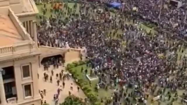 🇱🇰🔥 Protesters Storming the President's Palace in Sri Lanka