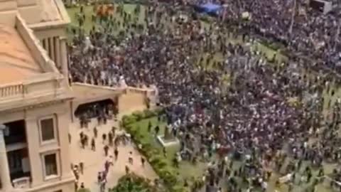 🇱🇰🔥 Protesters Storming the President's Palace in Sri Lanka