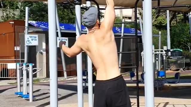 One arm pull up - calisthenics