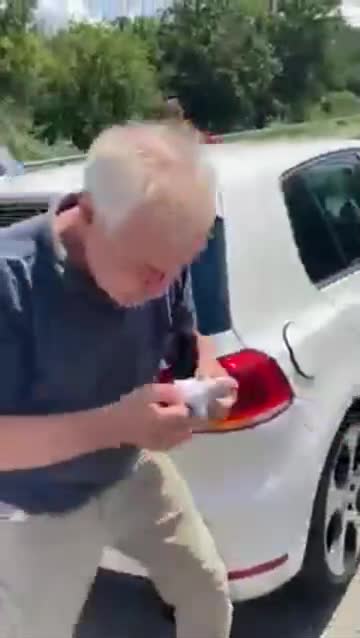 Autofahrer schlägt anderen Autofahrer auf Autobahn blutig