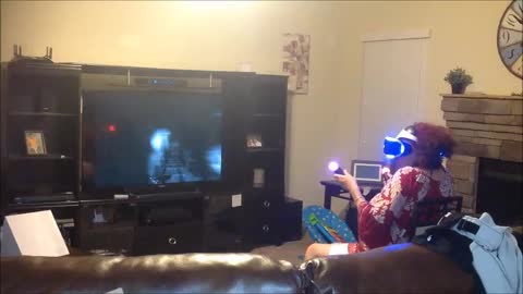 ¡Abuela jugando a Realidad Virtual en PlayStation entra en pánico total!