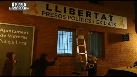 La Resistencia limpia la fachada de la Policía Local de Vidrieras (Gerona) de la basura separatista