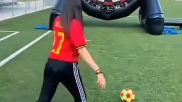 Skillfull girl😱😱😱 playing football