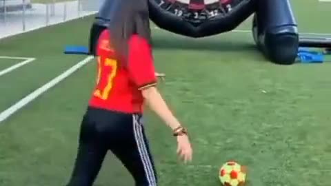 Skillfull girl😱😱😱 playing football