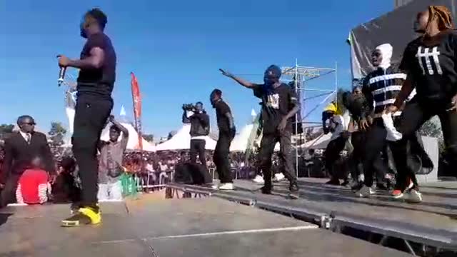 crowed mover with unque dance moves