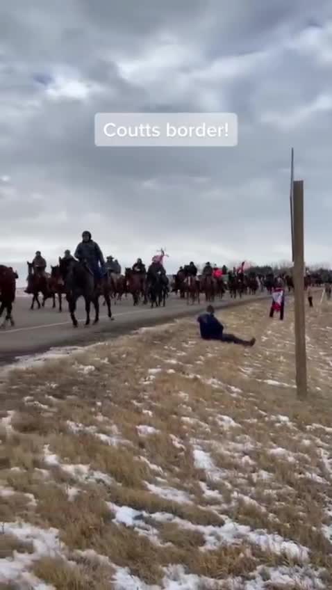 Coutts Border: The Cavalry Arrives - Hundreds Of Patriots On Horseback!