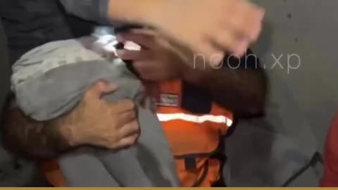 انقاذ مجموعه من الاطفال من تحت الانقاض اثار القصف الاسرائلي على غزةRescuing a group of children from under the rubble. The effects of the Israeli bombing on Gaza EVE