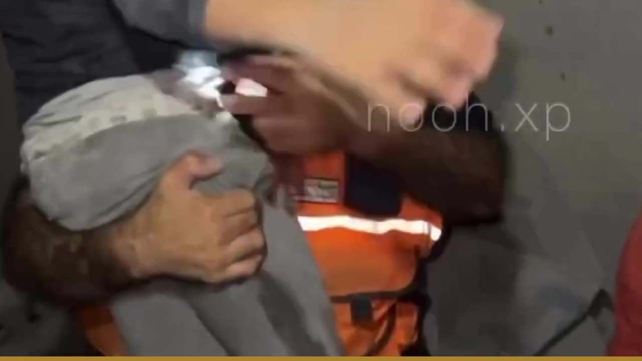 انقاذ مجموعه من الاطفال من تحت الانقاض اثار القصف الاسرائلي على غزةRescuing a group of children from under the rubble. The effects of the Israeli bombing on Gaza EVE