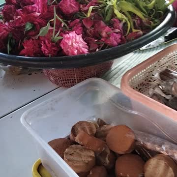 selling roses in the market