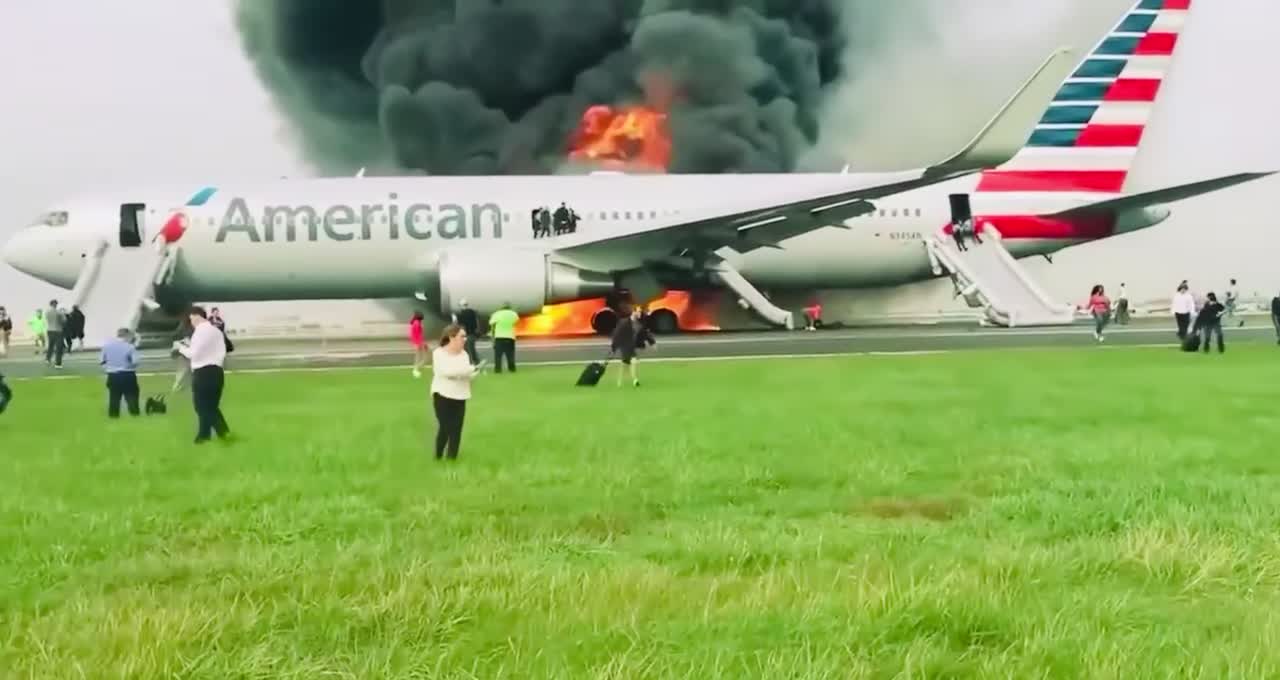 Omg 😱 Airplane ✈️ is on fire 🔥 real time caught on camera 📸