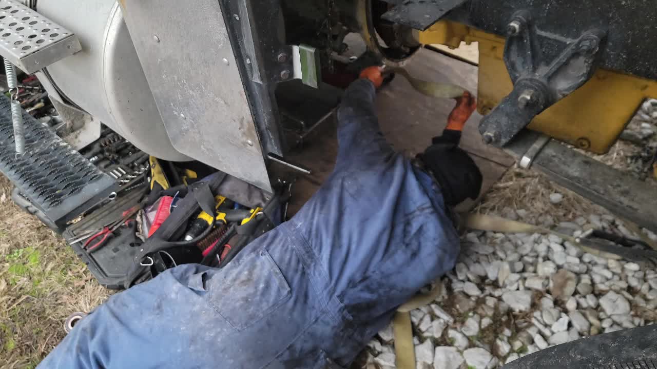 INSTALLING THE NEW CLUTCH ON THE FREIGHTLINER